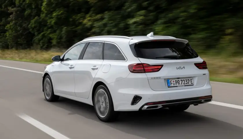 Un Kia Ceed blanco en movimiento, ideal para una prueba de conducción.