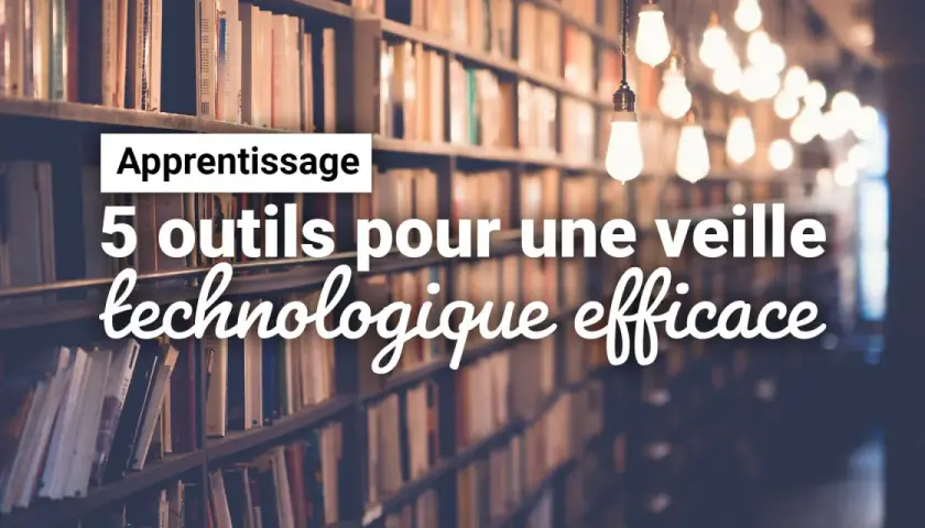 Bibliothèque avec des ampoules suspendues. Texte : "Apprentissage. 5 outils pour une veille technologique efficace". Inspiré des blogs les plus populaires.