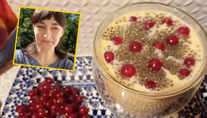 Uśmiechnięta kobieta obok deseru z nasionami chia i porzeczkami. Czy nasiona chia są zdrowe? Tak, to świetny dodatek do diety!