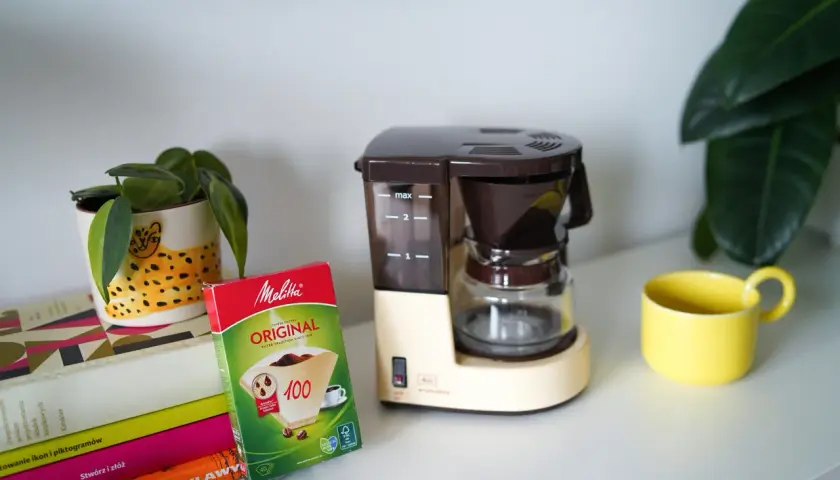 Ekspres Melitta Aromaboy gotowy do pracy, obok filtry Melitta Original. Czas na czyszczenie ekspresu melitta i zaparzenie pysznej kawy.