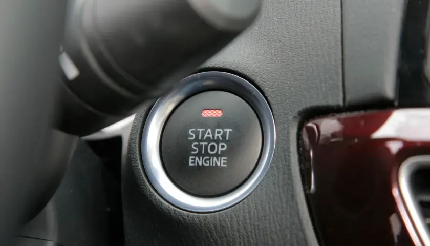 Przycisk "START STOP ENGINE" w samochodzie. To właśnie jest kluczowe w systemie keyless go co to znaczy, że nie potrzebujesz kluczyka.