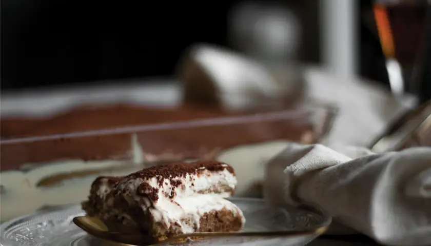 Kremowe tiramisu posypane kakao, idealne z odrobiną amaretto. Jaki alkohol do tiramisu? Ten deser zachwyca!