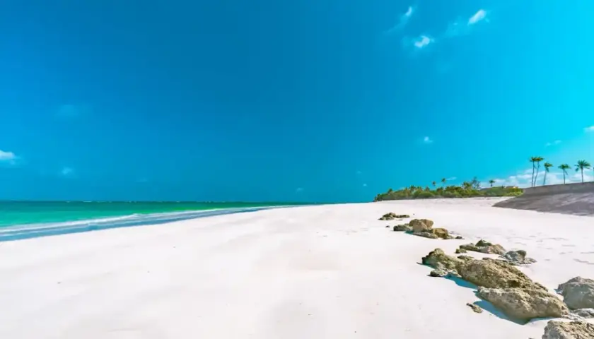 Piękna plaża w Kenii, idealna na wakacje. Kiedy jechać? Najlepiej w porze suchej, od czerwca do października, lub od stycznia do marca.