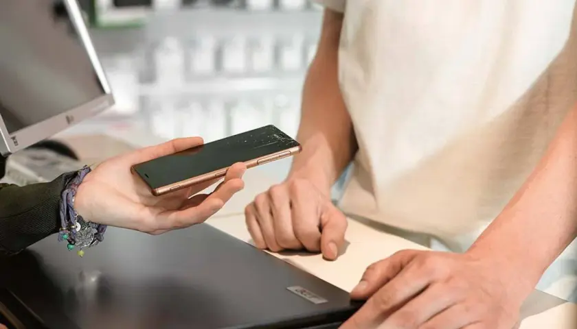Pomoc w naprawie telefonu z pękniętym ekranem. Dowiedz się, jak wyświetlić uszkodzony ekran telefonu na komputerze.