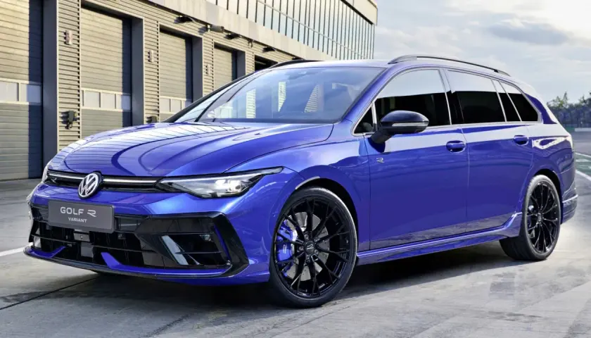 Niebieskie kombi auto Volkswagen Golf R Variant z czarnymi felgami i niebieskimi zaciskami hamulcowymi stoi przed nowoczesnym budynkiem.