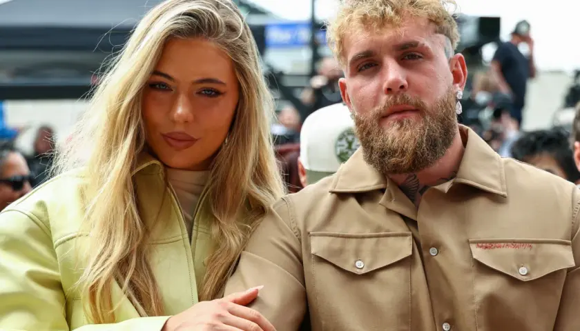 Jutta Leerdam i jej partner Jake Paul na wydarzeniu.