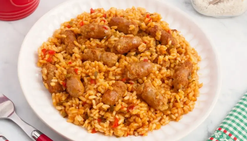 Un plato de arroz con salchichas, pimientos y especias. Un clásico reconfortante.