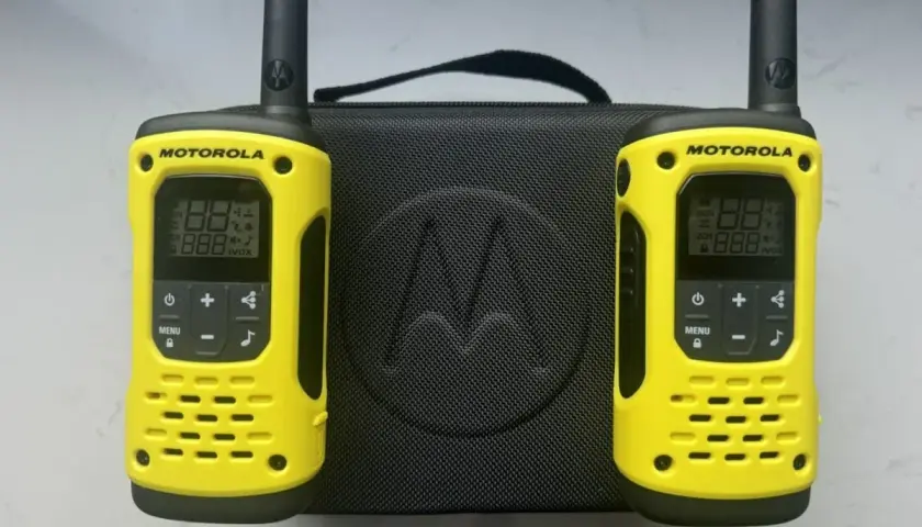 Dwie żółte krótkofalówki wojskowe Motorola z czarnym etui. Gotowe do akcji!