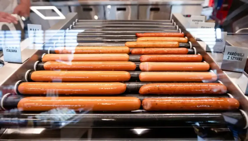 Gorące parówki na rolkach w Orlenie, idealne na szybki posiłek. Zastanawiasz się nad kcal?