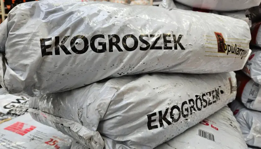 Stos worków z napisem "EKOGROSZEK". W obliczu zakazu palenia ekogroszkiem, te worki mogą stać się symbolem zmian.