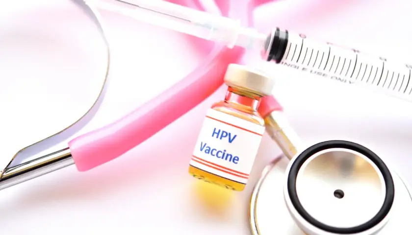 Szczepionka HPV, strzykawka i stetoskop. Sprawdź aktualną gardasil 9 cenę, by zadbać o zdrowie.