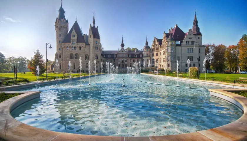 Zamek Moszna zachwyca fontannami i architekturą. Trasa zwiedzania tego miejsca to niezapomniane przeżycie.
