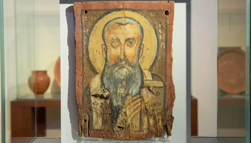 Altes Holzbildnis eines Mannes mit Heiligenschein. Wer war Abraham? Diese Ikone könnte ihn darstellen, ein Zeugnis alter Glaubensgeschichten.