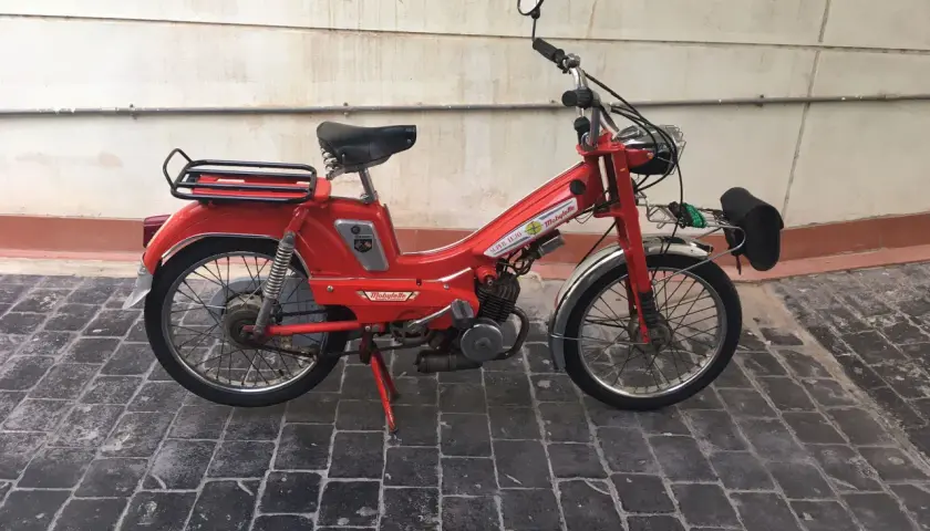 Mobylette roja clásica, lista para matricular ciclomotores. ¡No te pierdas el nuevo plazo!