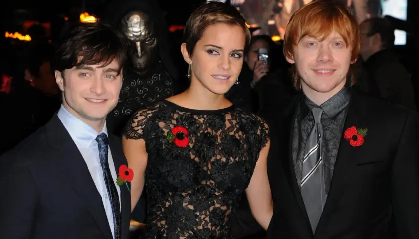Daniel Radcliffe, Emma Watson i Rupert Grint na premierze. Ciekawe, ile zarobiła Emma Watson na Harrym Potterze, grając Hermionę.