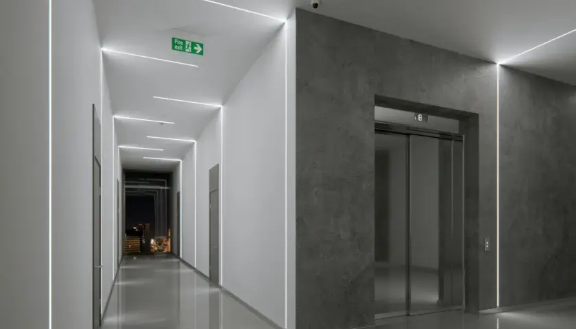 Nowoczesny korytarz z windą, gdzie profil led podtynkowy aranżacje tworzy minimalistyczny, elegancki efekt.
