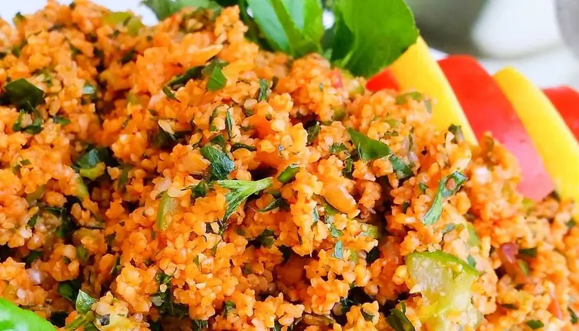 En närbild på en läcker kisir-sallad, full av bulgur, persilja och tomat. Perfekt för ett enkelt kisir recept.