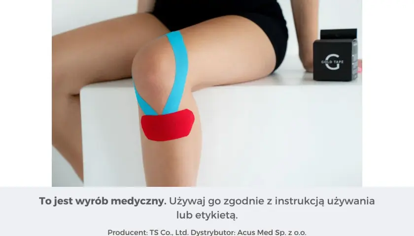 Kolorowe tejpy na kolanie, niebieskie i czerwone, wspierają staw. Obok czarne pudełko z napisem "GOLD TAPE".