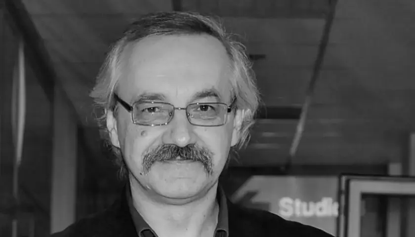 Portret mężczyzny w okularach, z wąsami. Pamiętamy go jako jednego z bohaterów, kto nie żyje z serialu Ranczo.