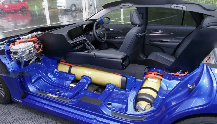 Sezione di un'auto a idrogeno blu, che mostra il telaio, i serbatoi di idrogeno e il motore elettrico.