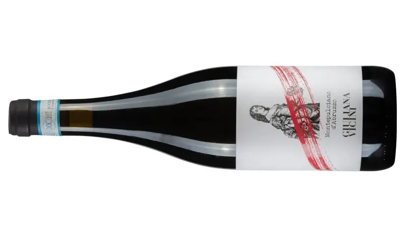 Butelka wina Giuliana Vicini, Montepulciano d'Abruzzo Denominazione di Origine Controllata, z rysunkiem postaci i czerwonymi pociągnięciami pędzla.
