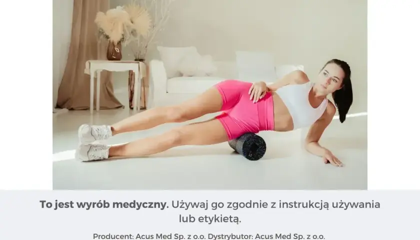 Kobieta wykonuje rolowanie po bieganiu, używając wałka do masażu.