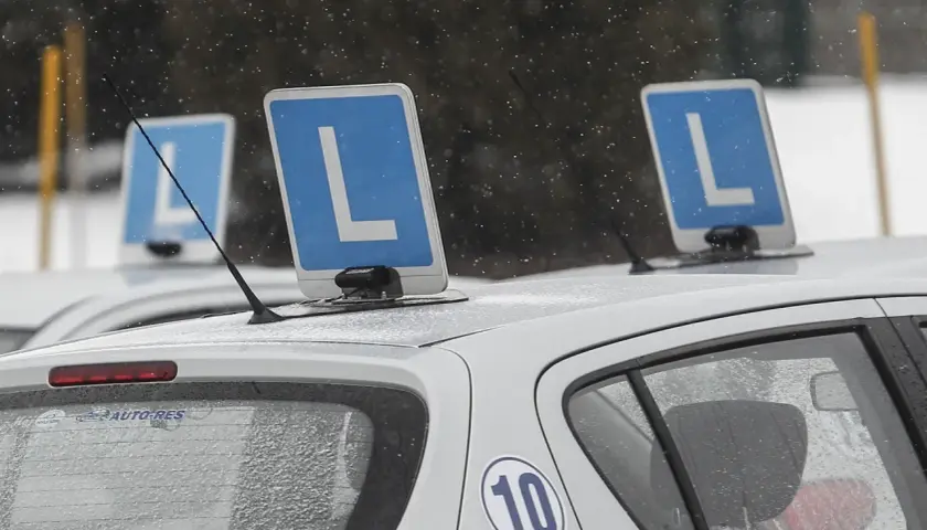 Na dachach aut szkoleniowych widnieją tablice z literą "L". Zastanawiasz się, ile ważny jest kurs prawa jazdy bez egzaminu?