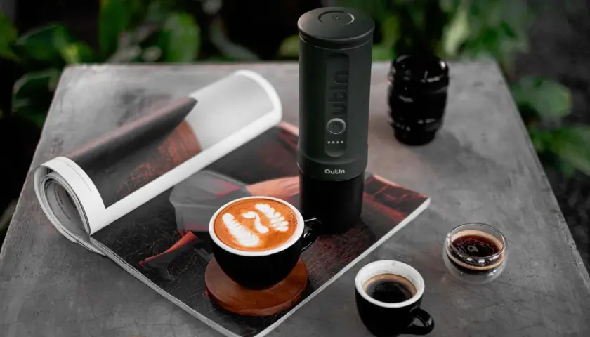 Kaffeezeit mit dem Outin Espressomaschine. Perfekt, um unterwegs richtig tampen und einen Latte Art Traum zu genießen.