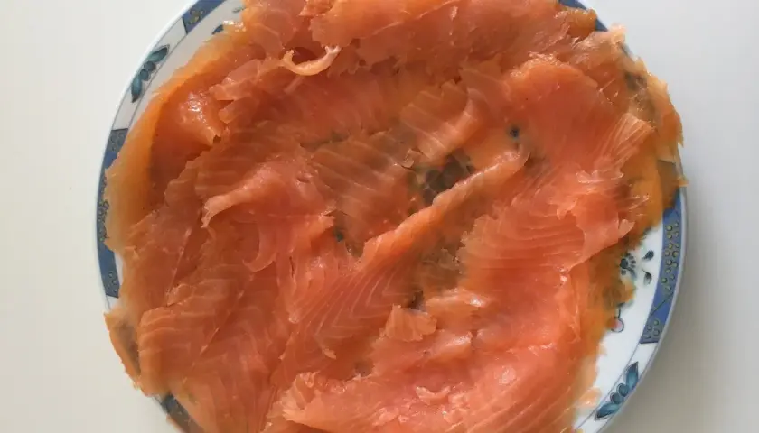 Assiette de fines tranches de saumon fumé, prêt à être dégusté.