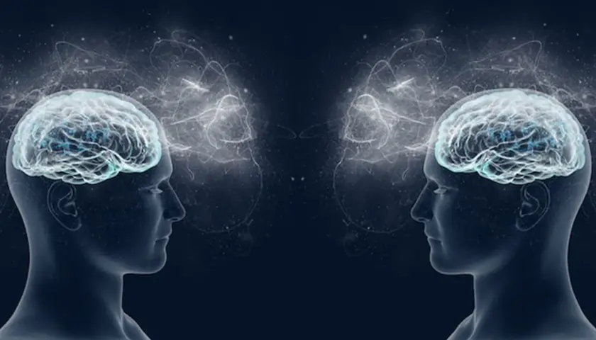 Due profili umani speculari con cervelli luminosi e connessioni eteree, che evocano i neuroni specchio e la comprensione empatica.