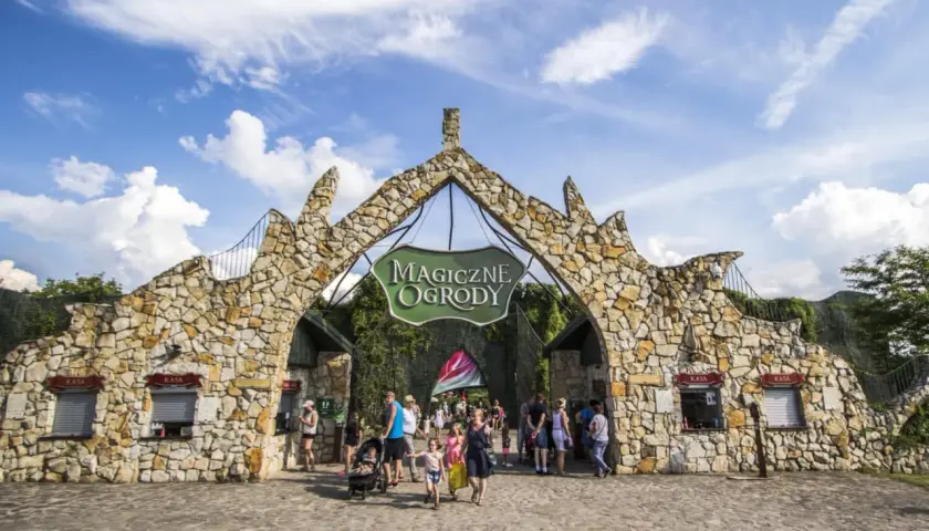 Kamienna brama zaprasza do Magicznych Ogrodów, gdzie czekają liczne atrakcje dla całej rodziny.