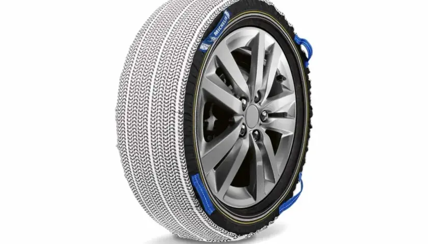 Rueda de coche con cadenas de nieve textiles Michelin. Comparativa de cadenas de nieve textiles vs tradicionales.