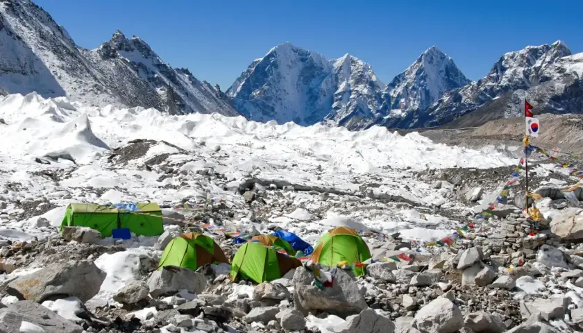Obóz pod Mount Everest. Namioty w śniegu i lodzie, w tle ośnieżone szczyty. Gdzie jest Mount Everest? Tu!