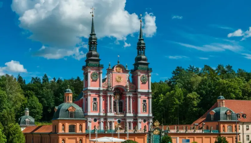 Sanktuarium w Świętej Lipce: historia i tajemnice barokowej perły Mazur