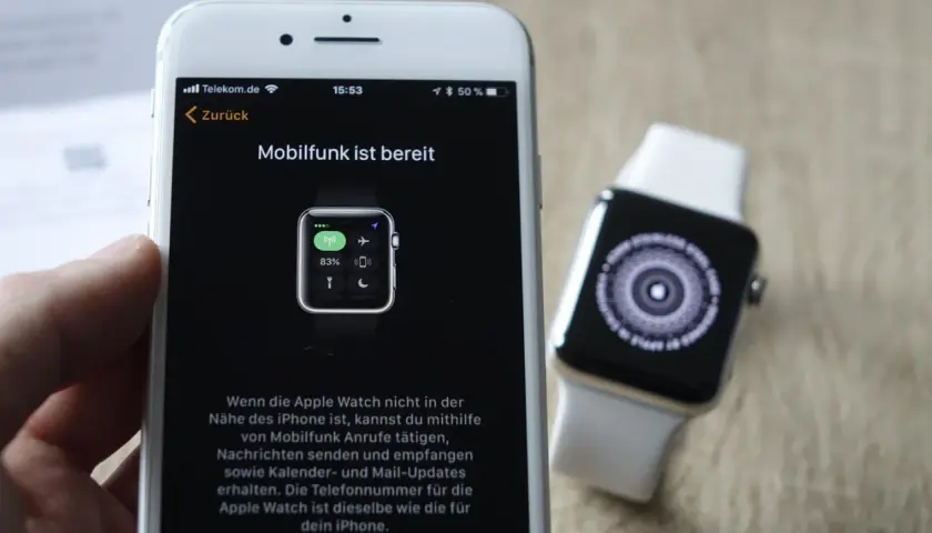 Ein iPhone zeigt an, dass der Mobilfunk für die Apple Watch bereit ist, sodass du auch ohne iPhone telefonieren kannst.