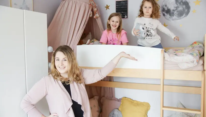 Pokój 6-latki: inspiracje z łóżkiem piętrowym, baldachimem i księżycem na ścianie. Uśmiechnięta mama prezentuje przestrzeń.