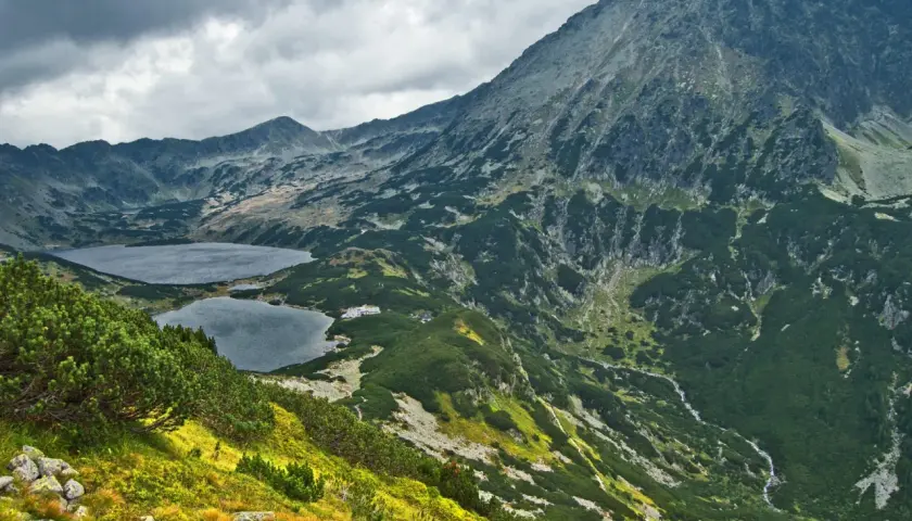 Widok na szlak z Doliny Pięciu Stawów do Morskiego Oka. Jeziora otoczone zielonymi zboczami gór.