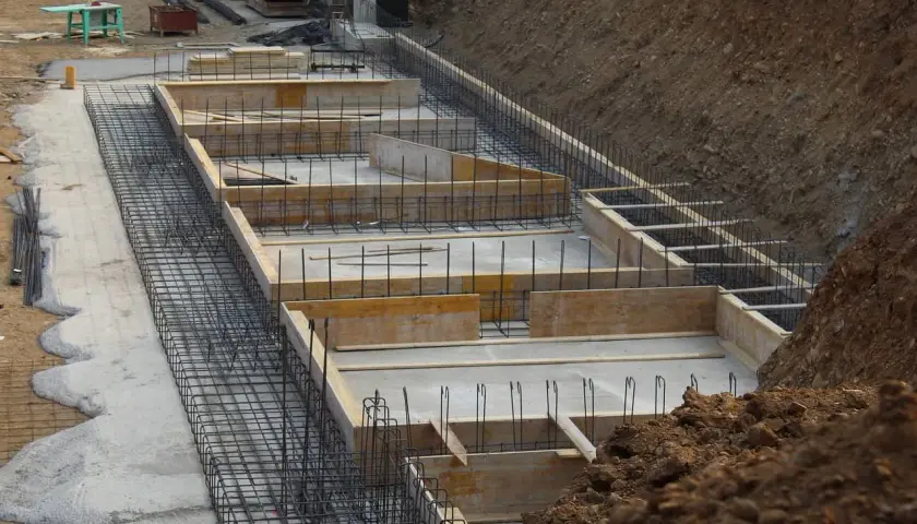 Budowa garażu: widać zbrojenie i szalunki, tworzące jaki głęboki fundament pod garaż.