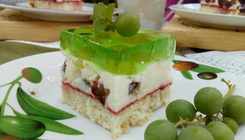 Proste ciasto z winogronami, z galaretką, kremem i owocami. Idealne na letnie popołudnie.