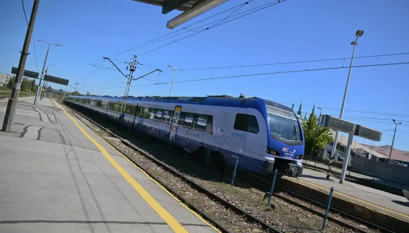 Pociąg Intercity Stadler czeka na pasażerów na stacji. Może właśnie jedzie z Warszawy do Kielc, a może z Kielc do Warszawy.