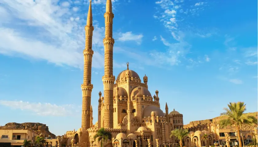 Imponująca budowla z minaretami, jedna z głównych atrakcji Sharm El Sheikh, na tle błękitnego nieba.