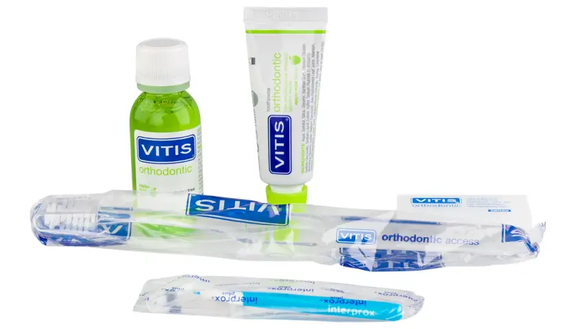 Zestaw VITIS orthodontic: płyn do płukania, pasta, szczoteczka i wosk. Idealny do higieny jamy ustnej z aparatem ortodontycznym.