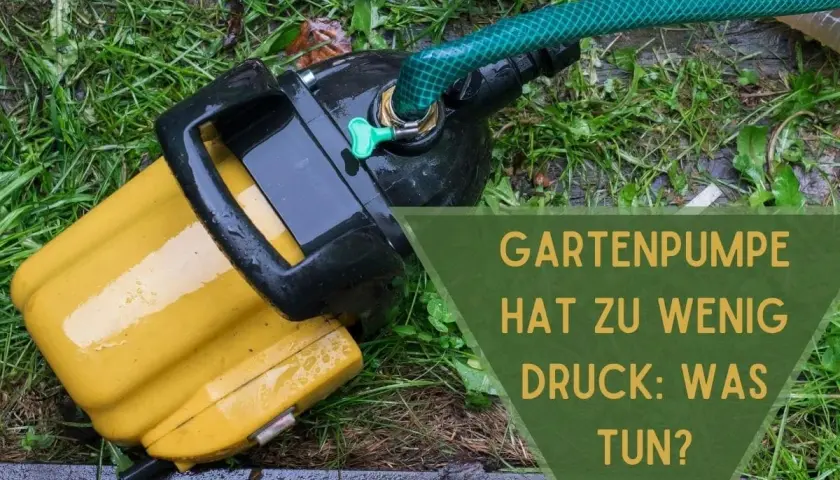 Gelbe Gartenpumpe mit grünem Schlauch auf nassem Gras. Text: "Gartenpumpe hat zu wenig Druck: Was tun?
