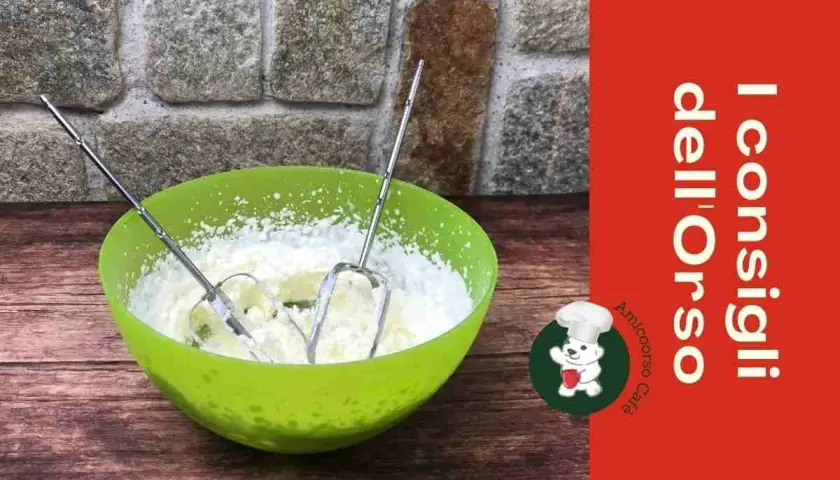 La panna non si monta? Forse la temperatura è sbagliata. Ecco i consigli per montarla perfettamente, con fruste elettriche in una ciotola verde.