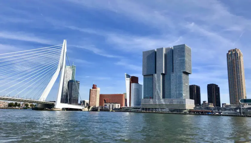 Gdzie leży Rotterdam? Odkryj jego wyjątkowe położenie w Holandii