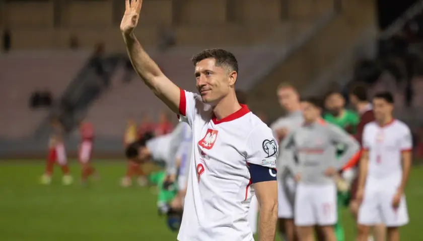 Robert Lewandowski, jeden z najlepszych napastników świata, pozdrawia kibiców po meczu.