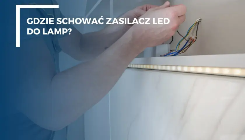 Ręce montują mały zasilacz LED do taśmy oświetleniowej, ukryty w zabudowie meblowej.