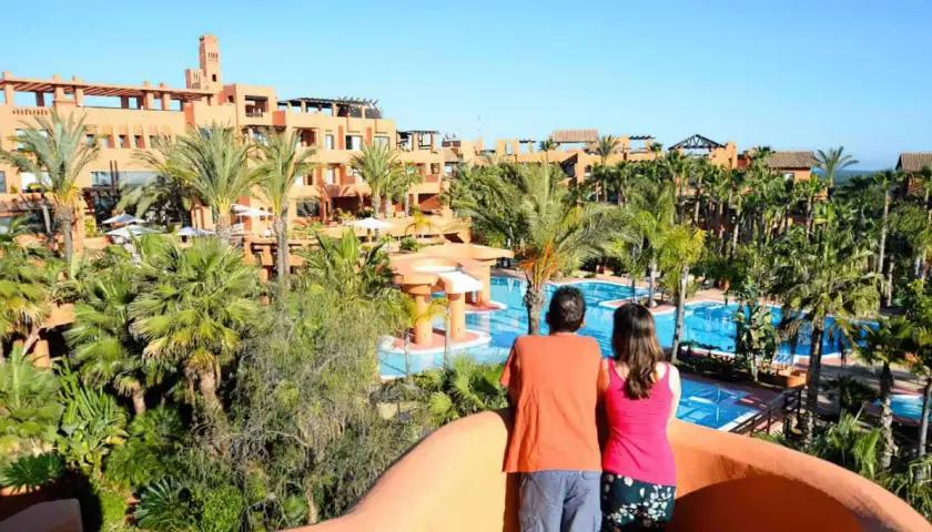 Pareja admira las piscinas y palmeras del Royal Hideaway Sancti Petri.