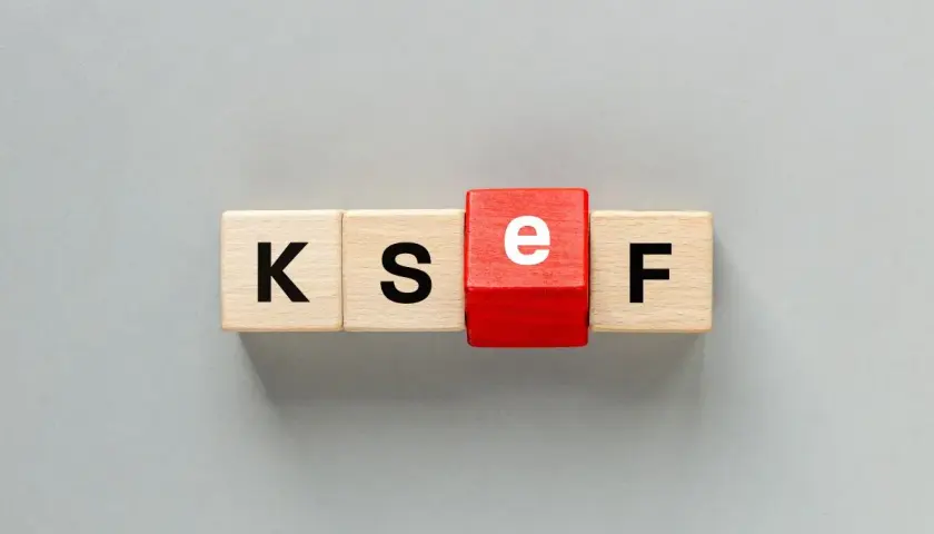 Klocki z literami K, S, E (na czerwonym tle) i F. Kiedy ksef stanie się obowiązkowy?