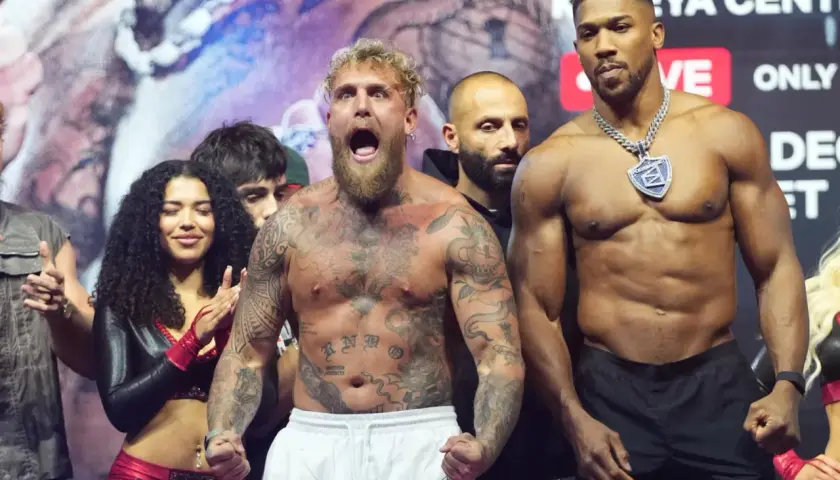 Jake Paul krzyczy na gali boksu, obok niego stoi Anthony Joshua.